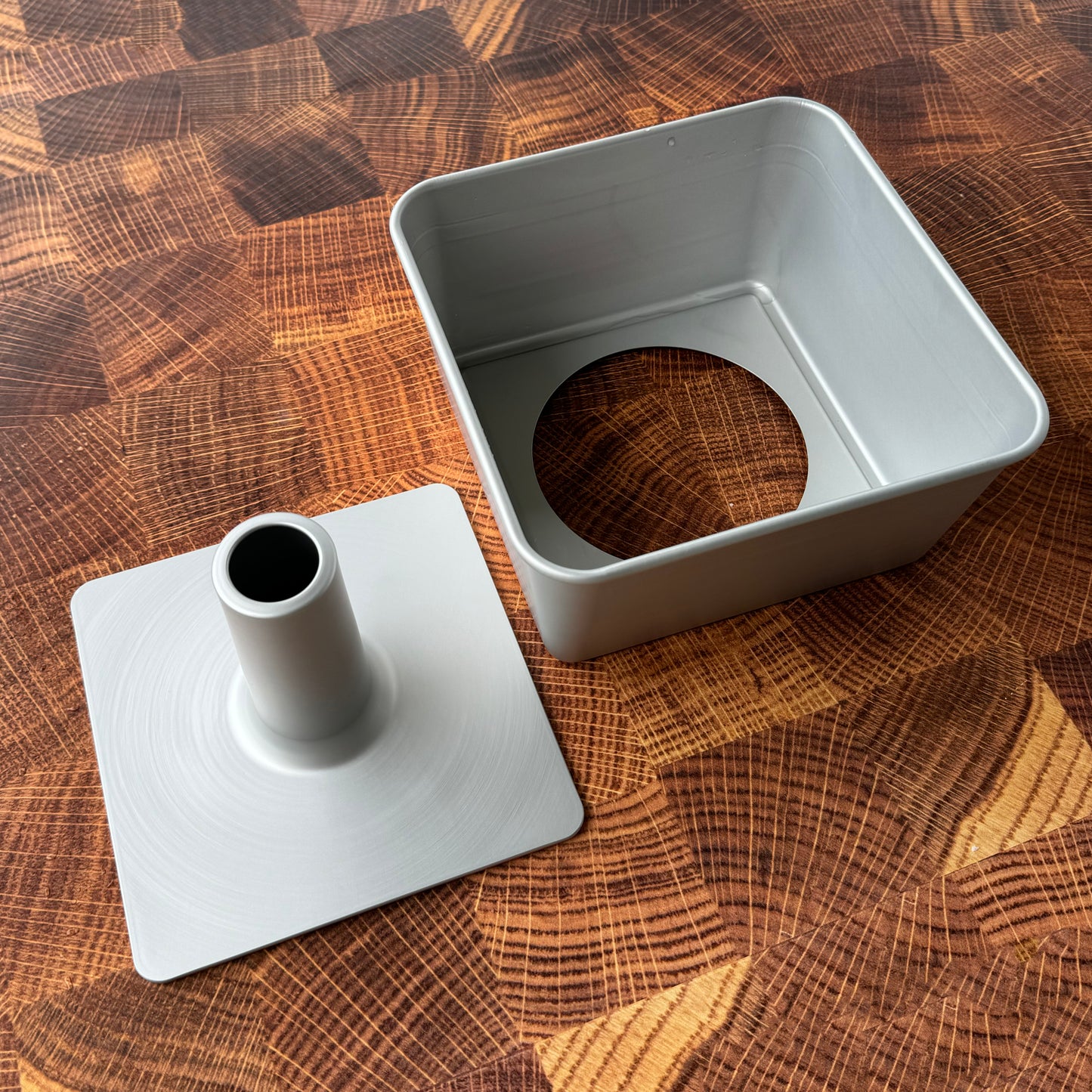 Two-Piece 18 Cup Square Tube Cake Pan